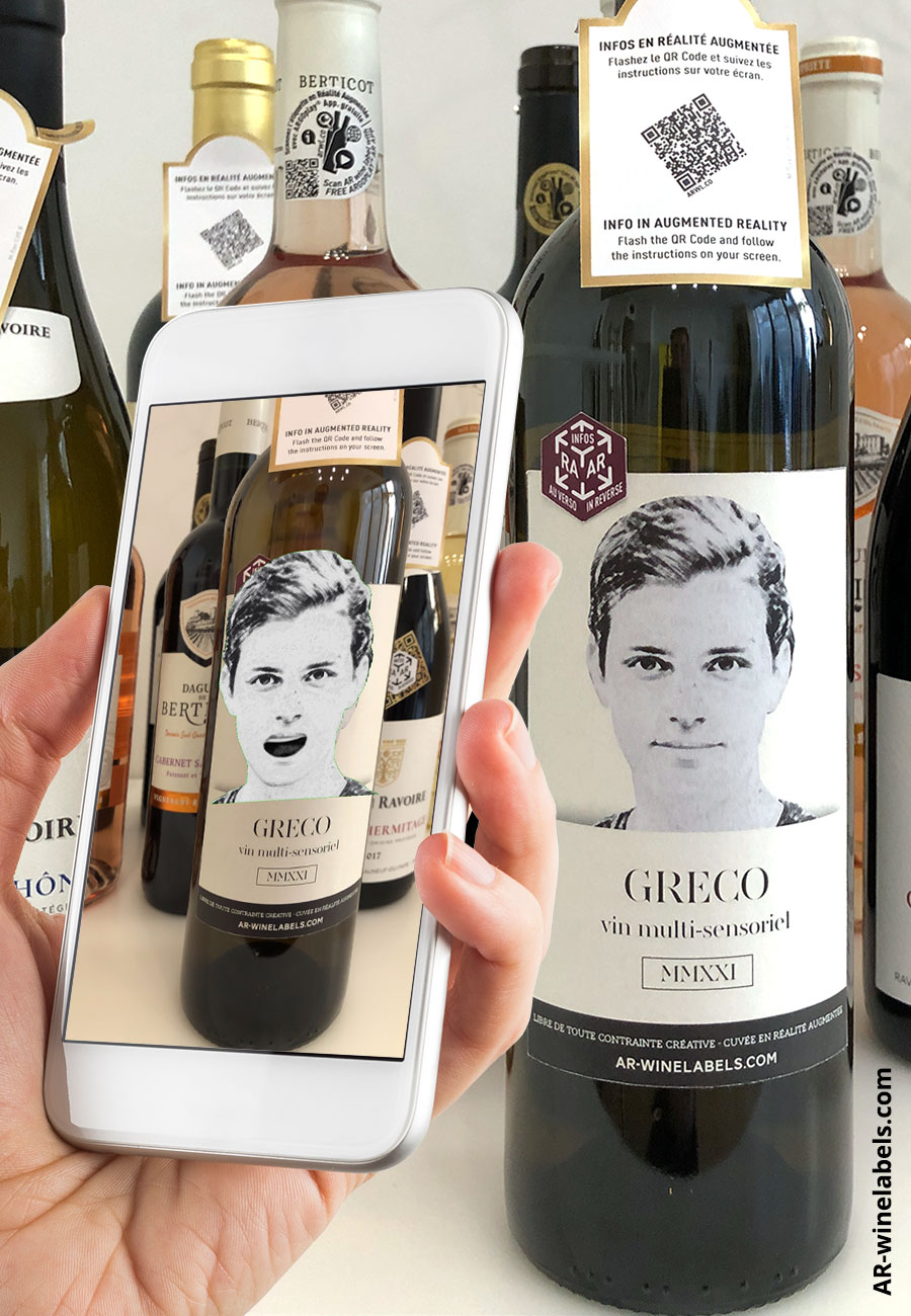 Avec la réalité augmentée l’étiquette de la cuvée Greco
     prend la parole. L’illustration du visage s’anime et engage la conversation
     avec le consommateur devenant ainsi l’ambassadeur digital de la bouteille.