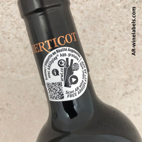 Avec le sticker ARwinelabels posé sur les cols des
      bouteilles Daguet de Berticot, Seigneur de Berticot et BB de Berticot,
      les amateurs des vins des caves coopératives Terre de Vignerons & Berticot
      Graham sont informés que les étiquettes des vins sont enrichie en contenus
       digitaux avec accès aux témoignages des viticulteurs et fiches œnologiques
       avec accords mets vins.