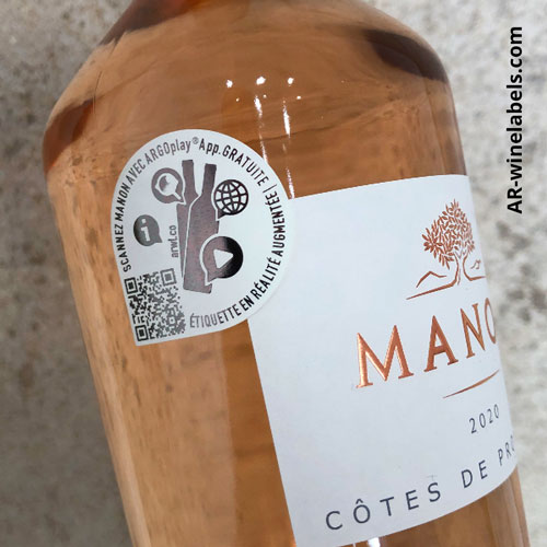 Avec le sticker ARwinelabels déposé sur la bouteille Manon Côtes
       de Provence Rosé, l’amateur de rosé est informé que l’étiquette enrichie Réalité
       Augmentée est accessible en français et anglais via l’application ARGOplay.
       Proposant ainsi à la vidéo institutionnelle de Manon, sa fiche œnologique avec
       accords mets vins et accès direct au compte Instagram de la cuvée.
